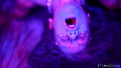 Baby masturbira pred kamero in se pripelje do orgazma.