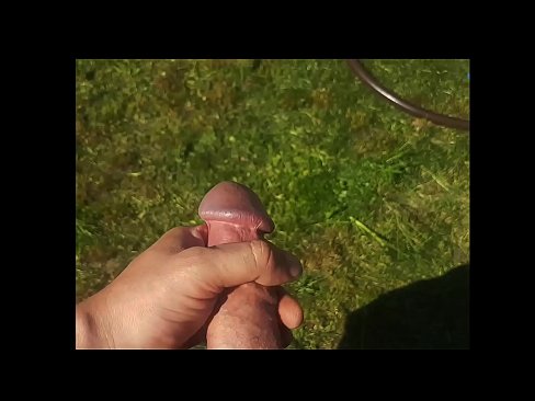 ❤️ Vroča lepotica dobi svojo rožnato pičko, ki jo jebe, in se zraven cmeri s curkom na poletnem vrtu Porno pri nas sl.xxxtophd.ru ❌️